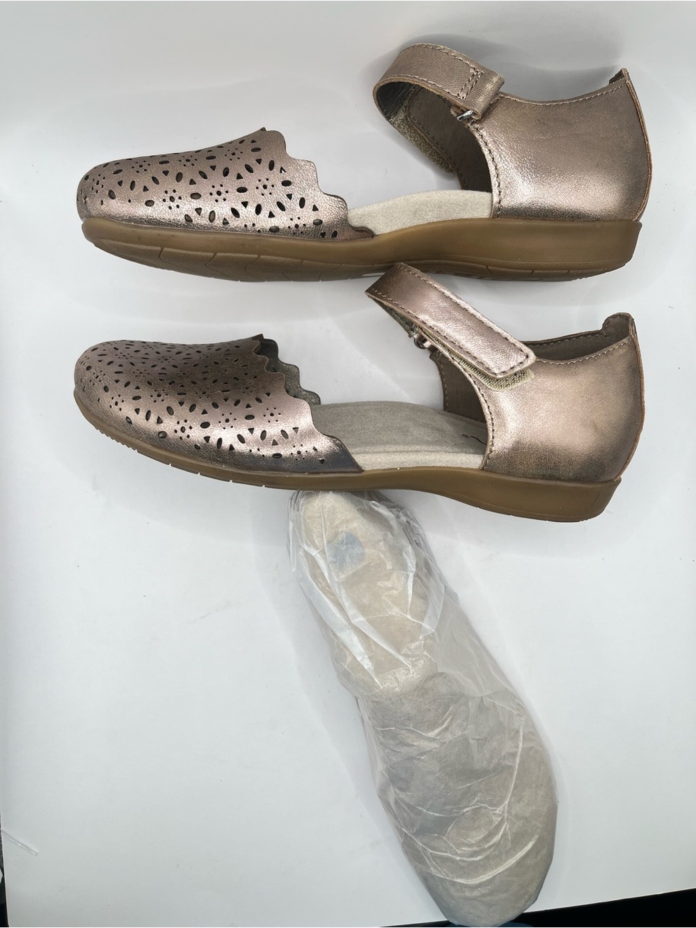 Earth New Women's 6.5 Leather Perforated Mary Jane Flats - Picture 6 of 7